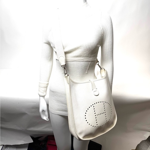 Pre-Owned Hermes PM Evelyne Bag Gen III Clemence
Strap can be change if desired - Picture 6 of 15